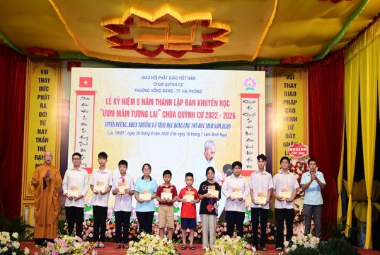 Hải Phòng: Chùa Quỳnh Cư kỷ niệm 5 năm thành lập Ban Khuyến học “Ươm mầm tương lai” và trao 195 phần quà khuyến học nhân mùa Vu Lan