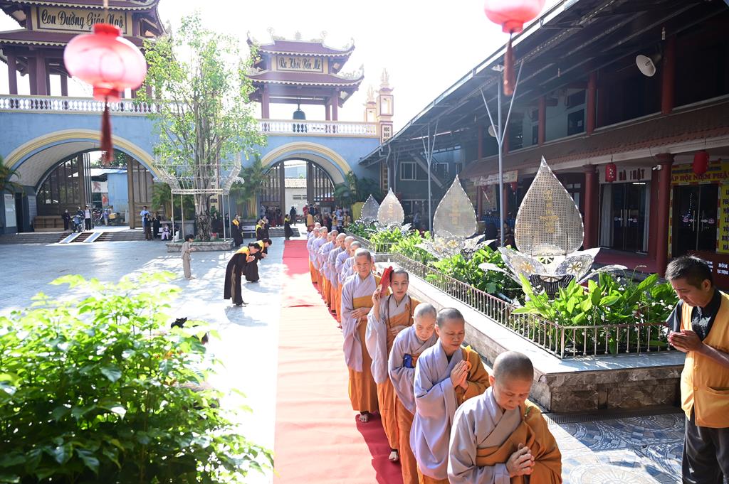 Hải Phòng: Xúc động gần 3.000 người về chùa An Hồng tu học và tham dự Đại lễ Vu Lan Báo Hiếu插图49