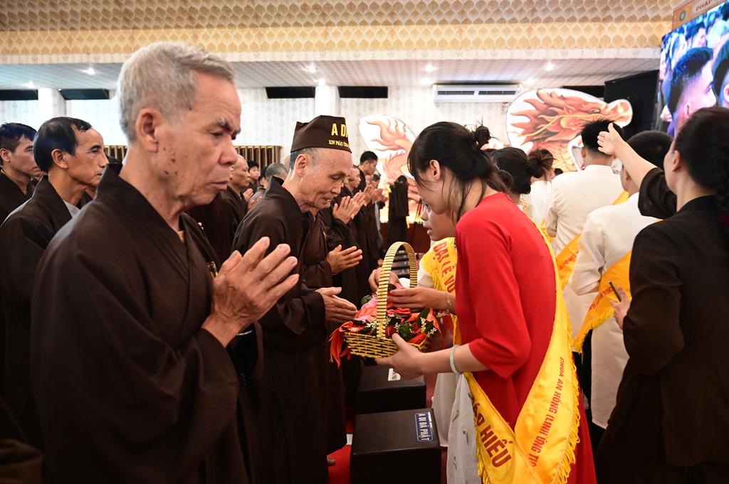 Hải Phòng: Xúc động gần 3.000 người về chùa An Hồng tu học và tham dự Đại lễ Vu Lan Báo Hiếu插图110