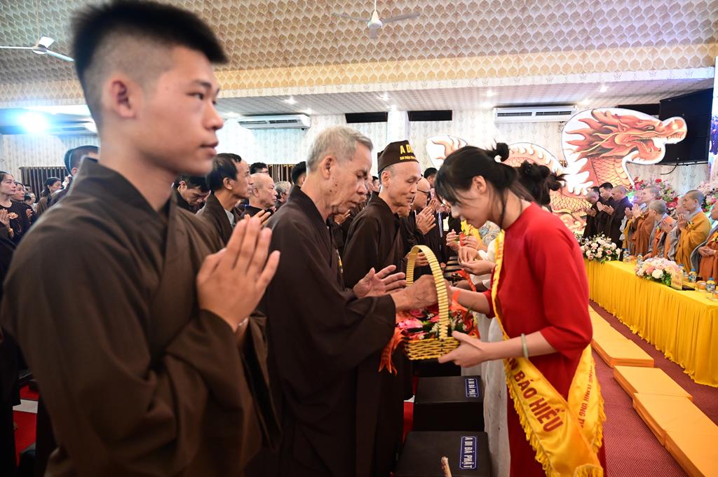 Hải Phòng: Xúc động gần 3.000 người về chùa An Hồng tu học và tham dự Đại lễ Vu Lan Báo Hiếu插图111