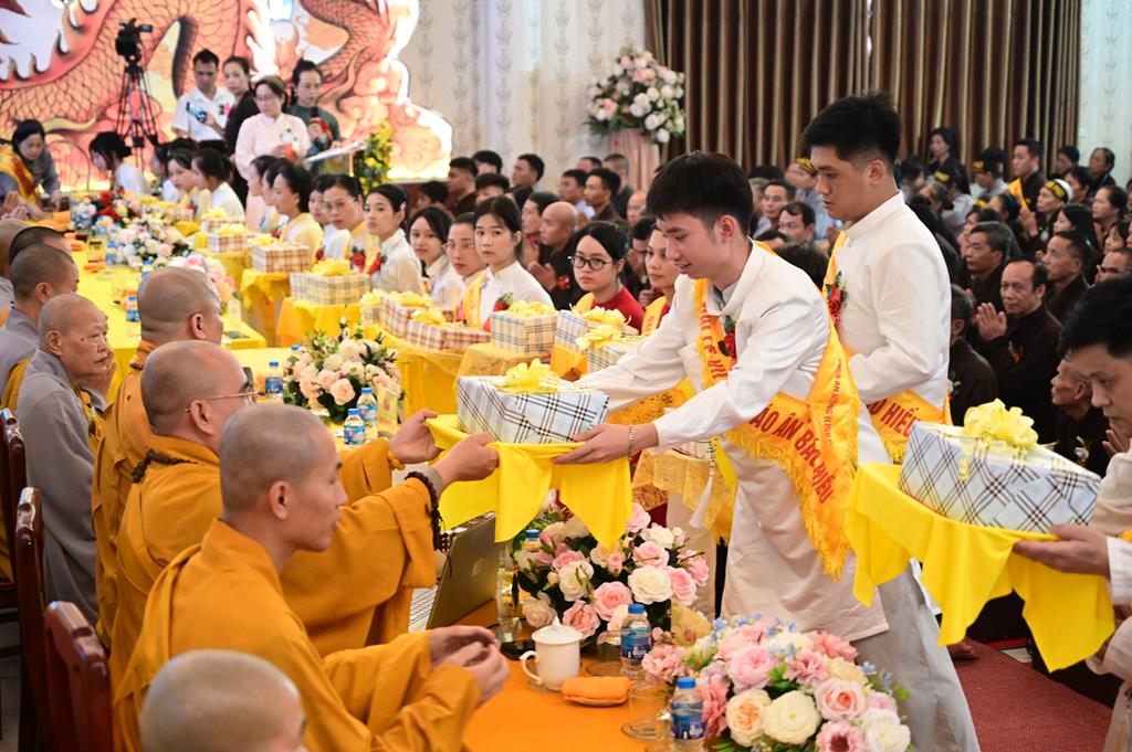 Hải Phòng: Xúc động gần 3.000 người về chùa An Hồng tu học và tham dự Đại lễ Vu Lan Báo Hiếu插图41