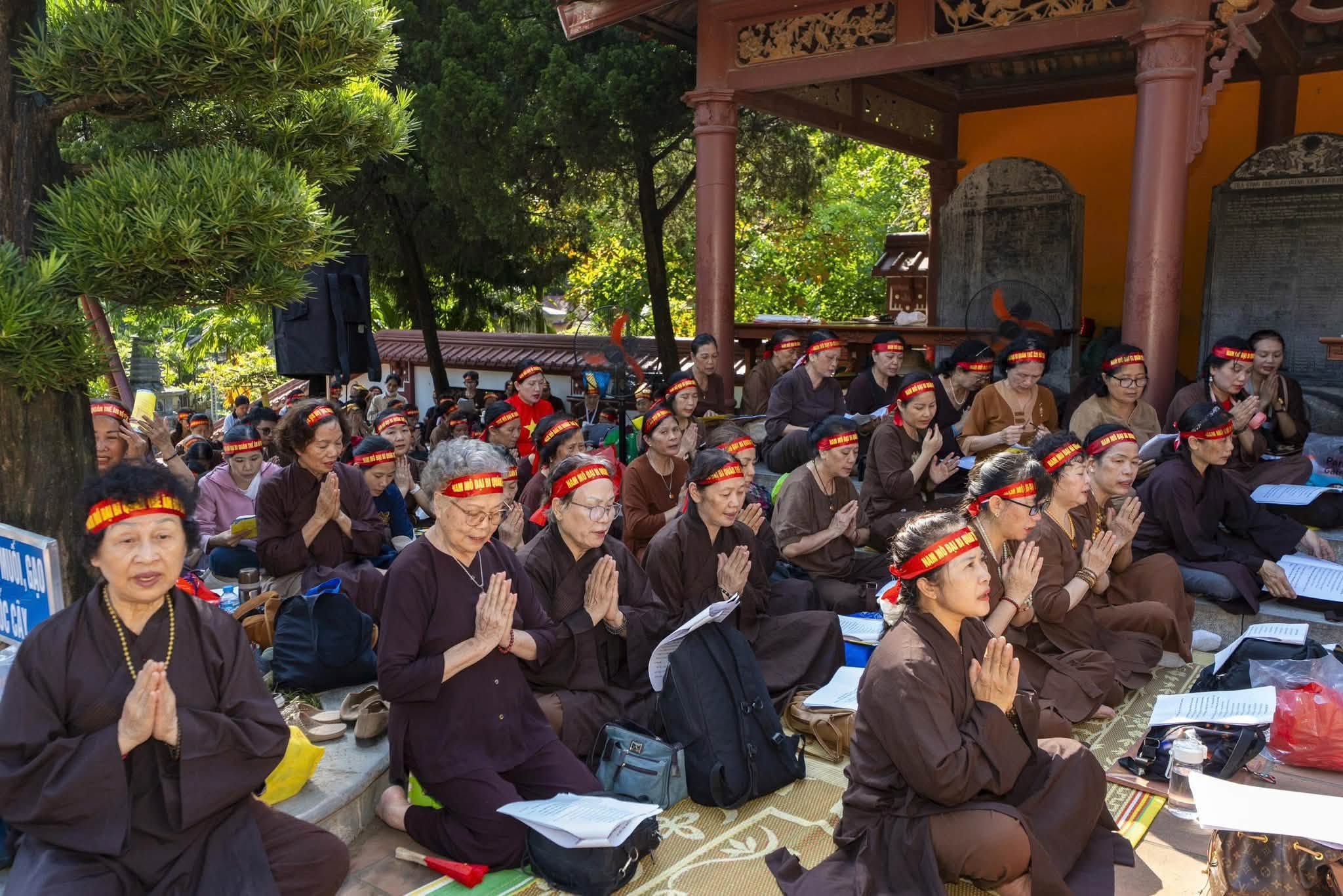 Hà Nội: Hành trình 16 năm hành trì bái sám của chư Tăng, Phật tử chùa Tân Hải tại động Hương Tích插图24