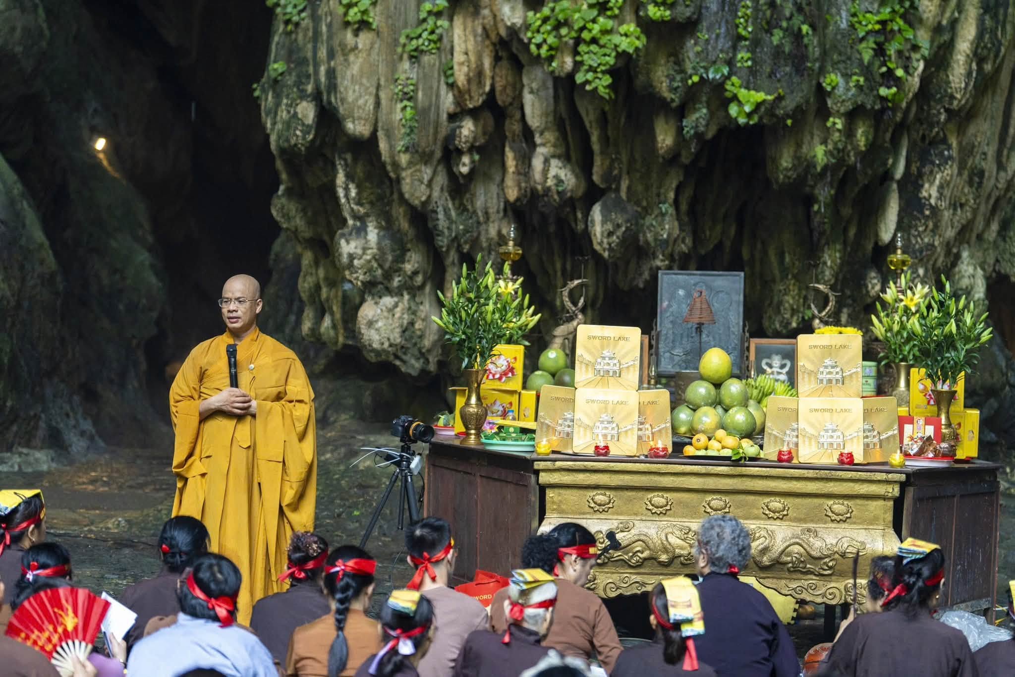 Hà Nội: Hành trình 16 năm hành trì bái sám của chư Tăng, Phật tử chùa Tân Hải tại động Hương Tích插图40