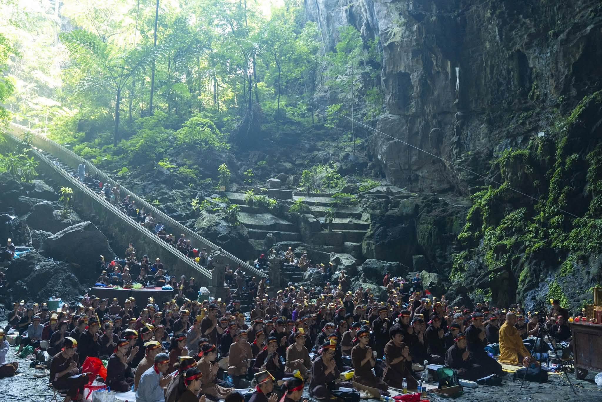 Hà Nội: Hành trình 16 năm hành trì bái sám của chư Tăng, Phật tử chùa Tân Hải tại động Hương Tích插图41