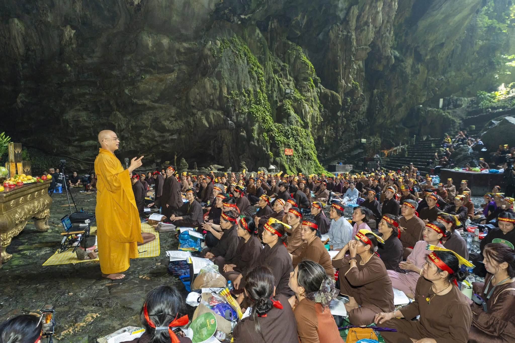 Hà Nội: Hành trình 16 năm hành trì bái sám của chư Tăng, Phật tử chùa Tân Hải tại động Hương Tích插图42