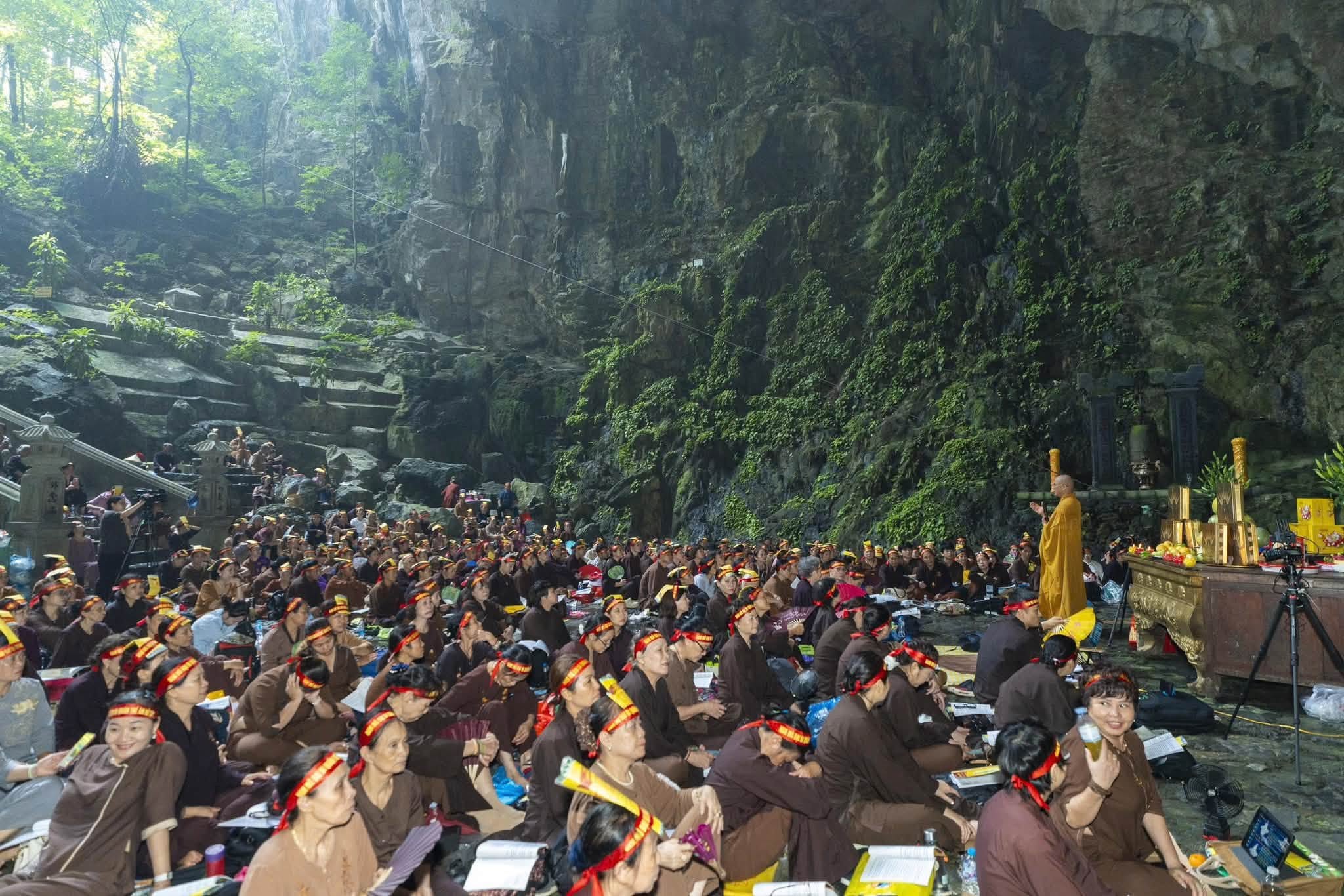 Hà Nội: Hành trình 16 năm hành trì bái sám của chư Tăng, Phật tử chùa Tân Hải tại động Hương Tích插图43