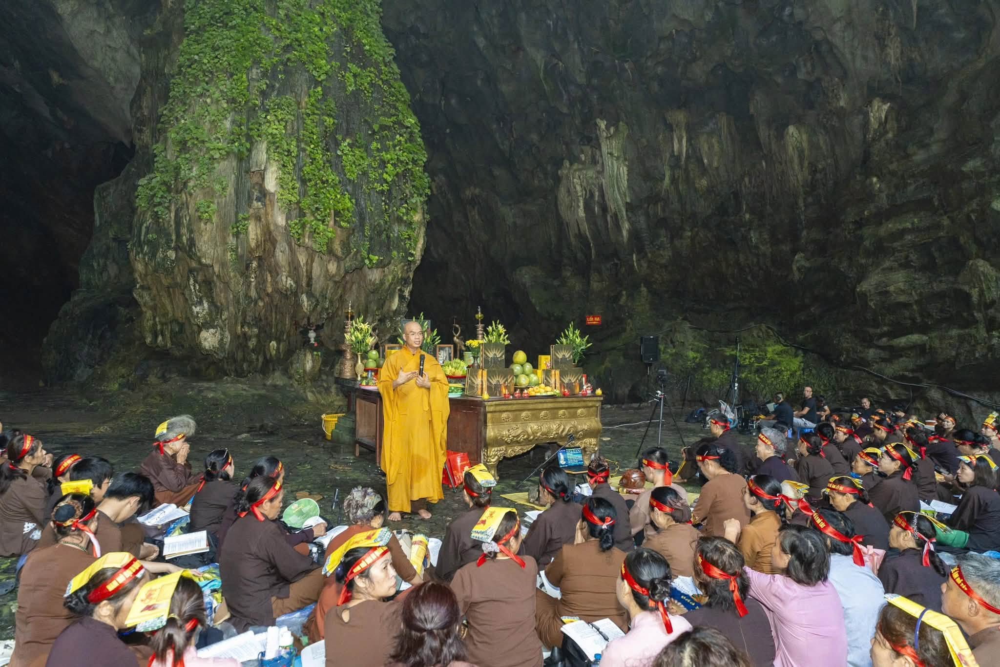 Hà Nội: Hành trình 16 năm hành trì bái sám của chư Tăng, Phật tử chùa Tân Hải tại động Hương Tích插图44