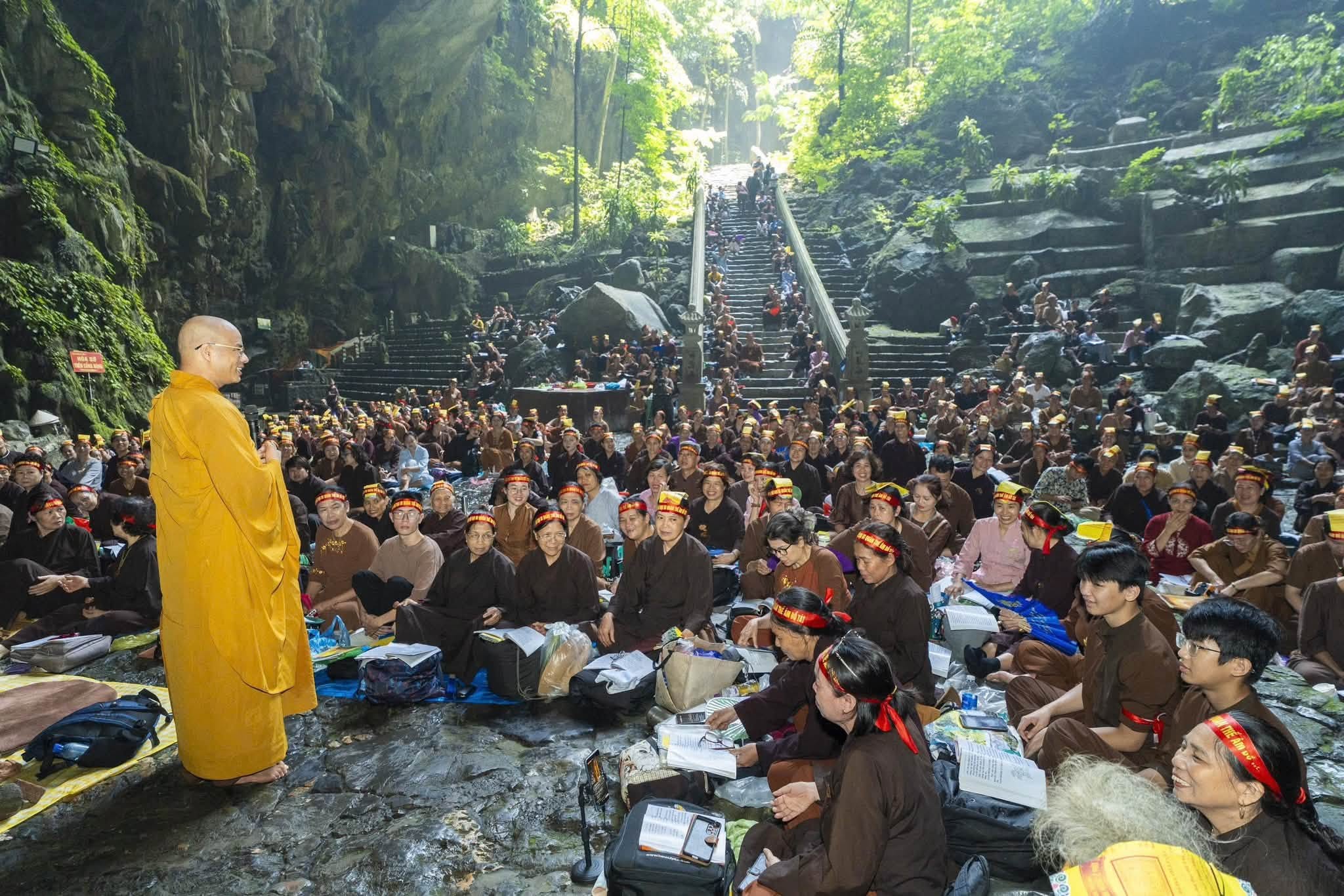 Hà Nội: Hành trình 16 năm hành trì bái sám của chư Tăng, Phật tử chùa Tân Hải tại động Hương Tích插图45