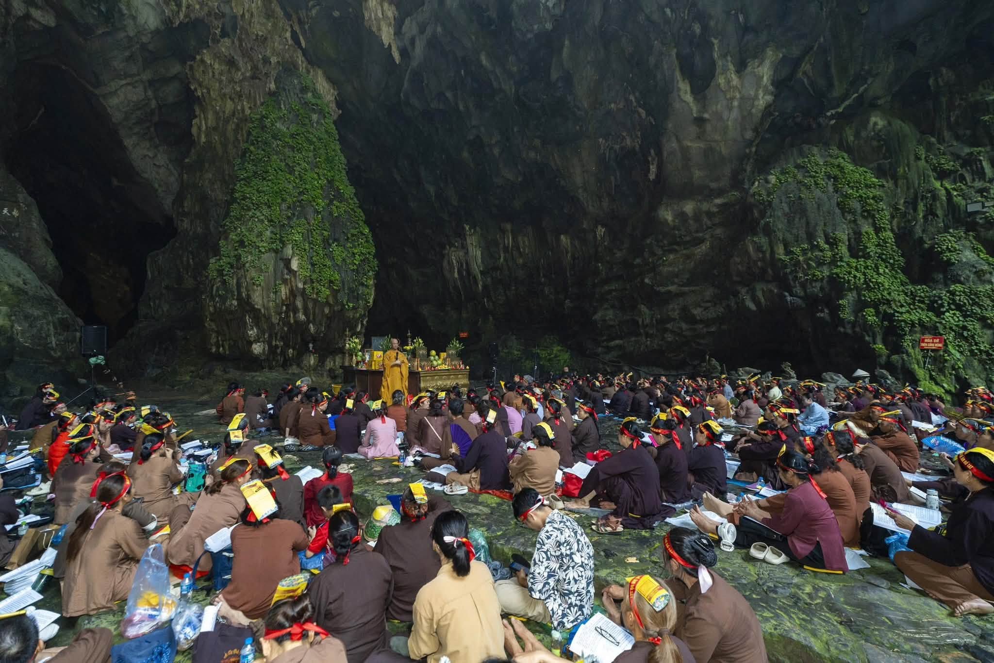 Hà Nội: Hành trình 16 năm hành trì bái sám của chư Tăng, Phật tử chùa Tân Hải tại động Hương Tích插图48