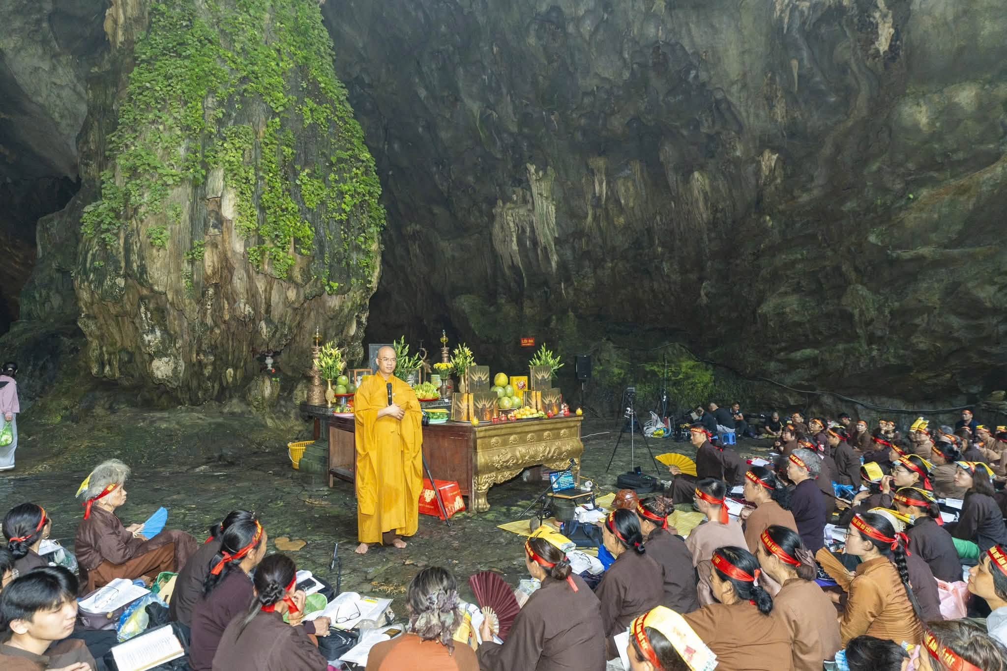 Hà Nội: Hành trình 16 năm hành trì bái sám của chư Tăng, Phật tử chùa Tân Hải tại động Hương Tích插图49