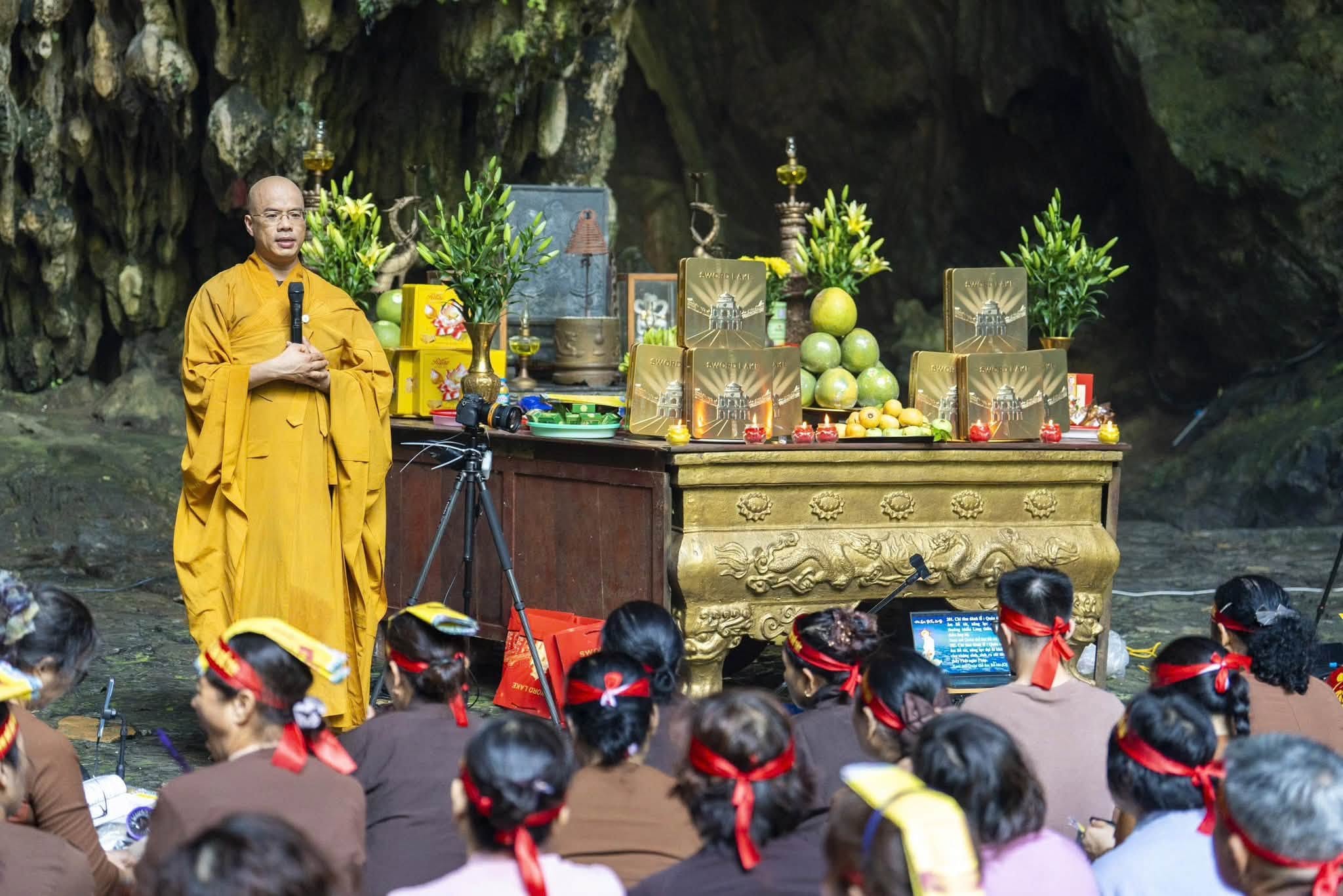 Hà Nội: Hành trình 16 năm hành trì bái sám của chư Tăng, Phật tử chùa Tân Hải tại động Hương Tích插图50