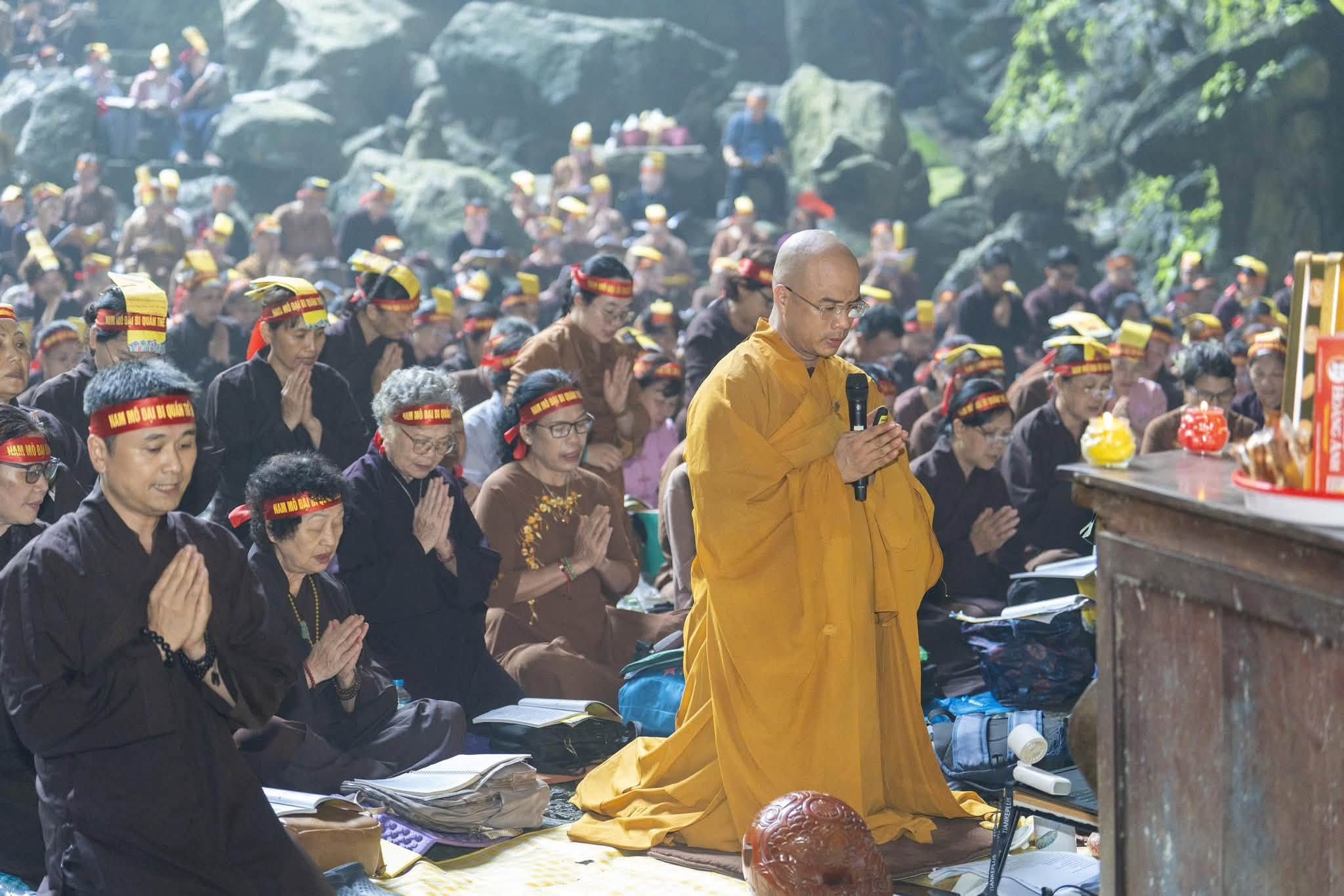 Hà Nội: Hành trình 16 năm hành trì bái sám của chư Tăng, Phật tử chùa Tân Hải tại động Hương Tích插图51