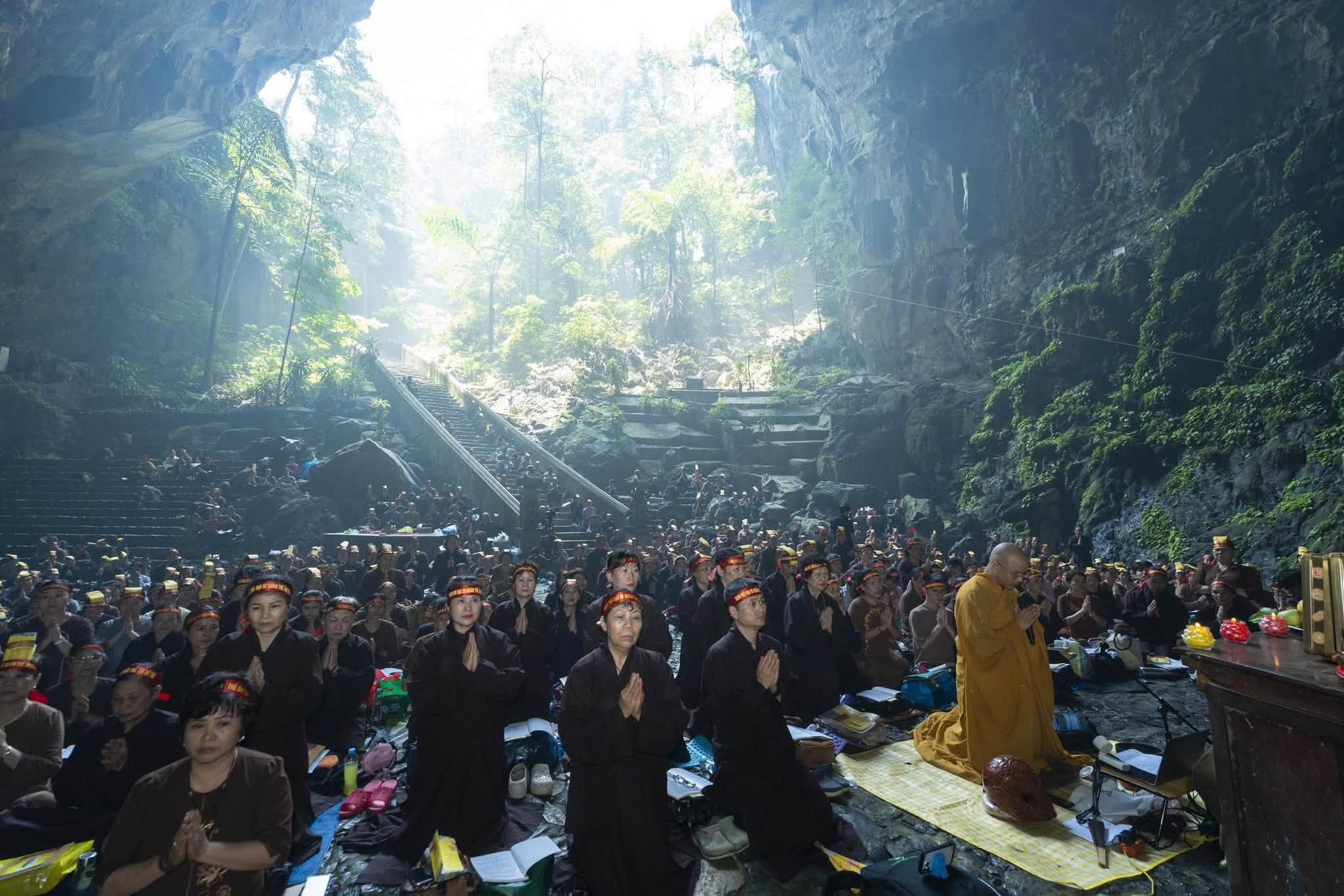 Hà Nội: Hành trình 16 năm hành trì bái sám của chư Tăng, Phật tử chùa Tân Hải tại động Hương Tích插图55