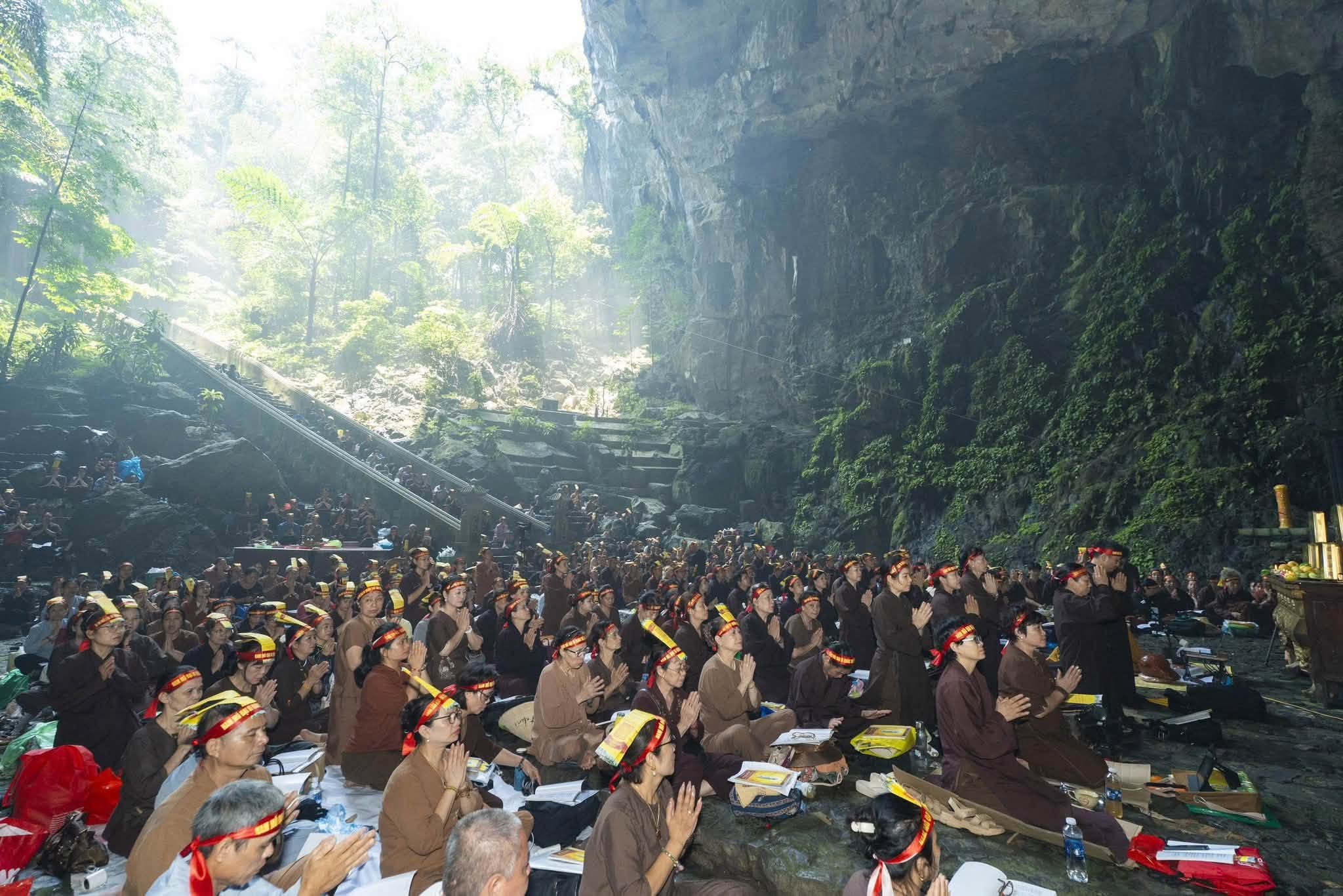 Hà Nội: Hành trình 16 năm hành trì bái sám của chư Tăng, Phật tử chùa Tân Hải tại động Hương Tích插图56
