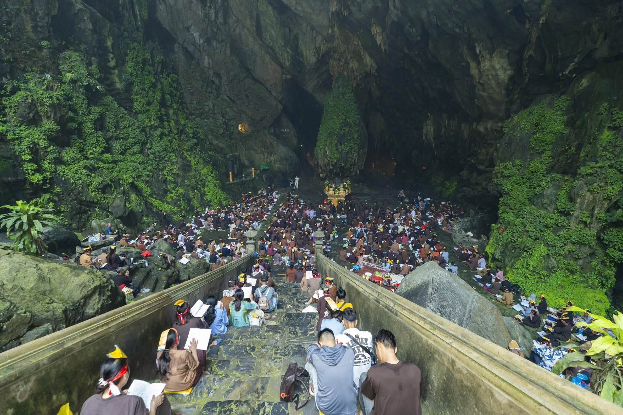 Hà Nội: Hành trình 16 năm hành trì bái sám của chư Tăng, Phật tử chùa Tân Hải tại động Hương Tích插图57