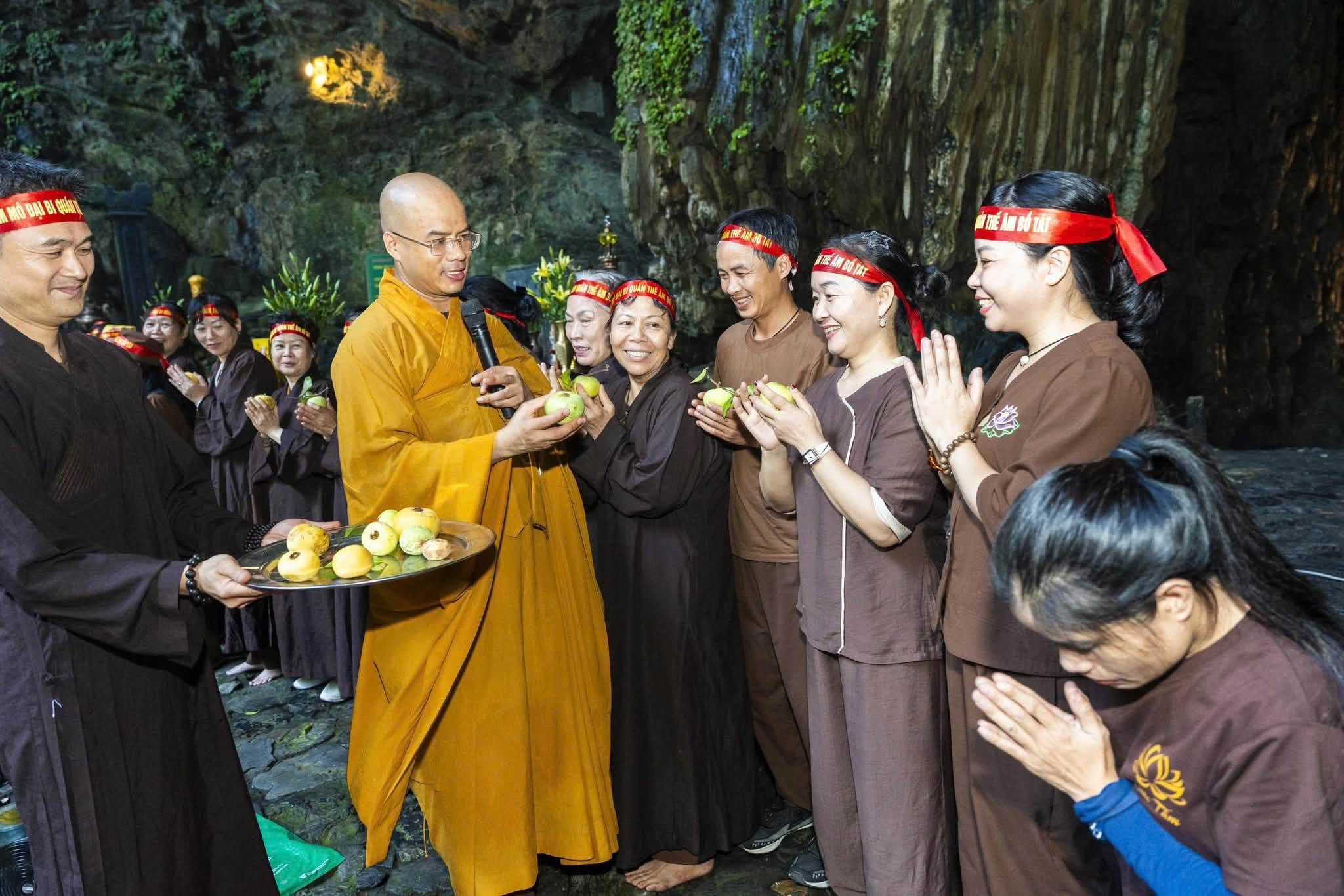 Hà Nội: Hành trình 16 năm hành trì bái sám của chư Tăng, Phật tử chùa Tân Hải tại động Hương Tích插图60