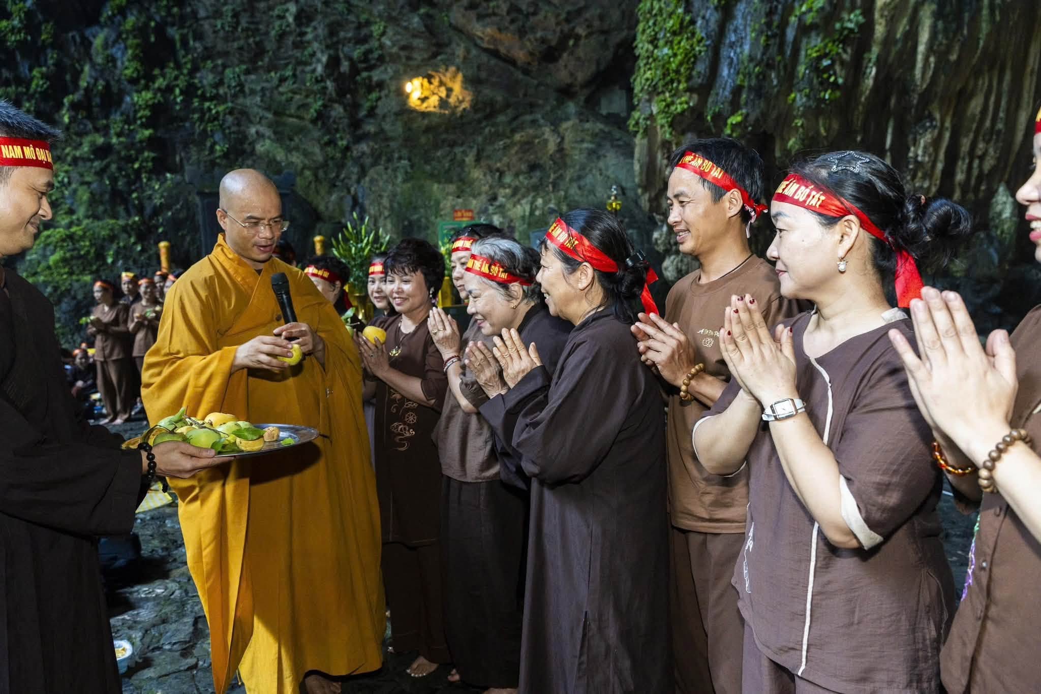 Hà Nội: Hành trình 16 năm hành trì bái sám của chư Tăng, Phật tử chùa Tân Hải tại động Hương Tích插图61