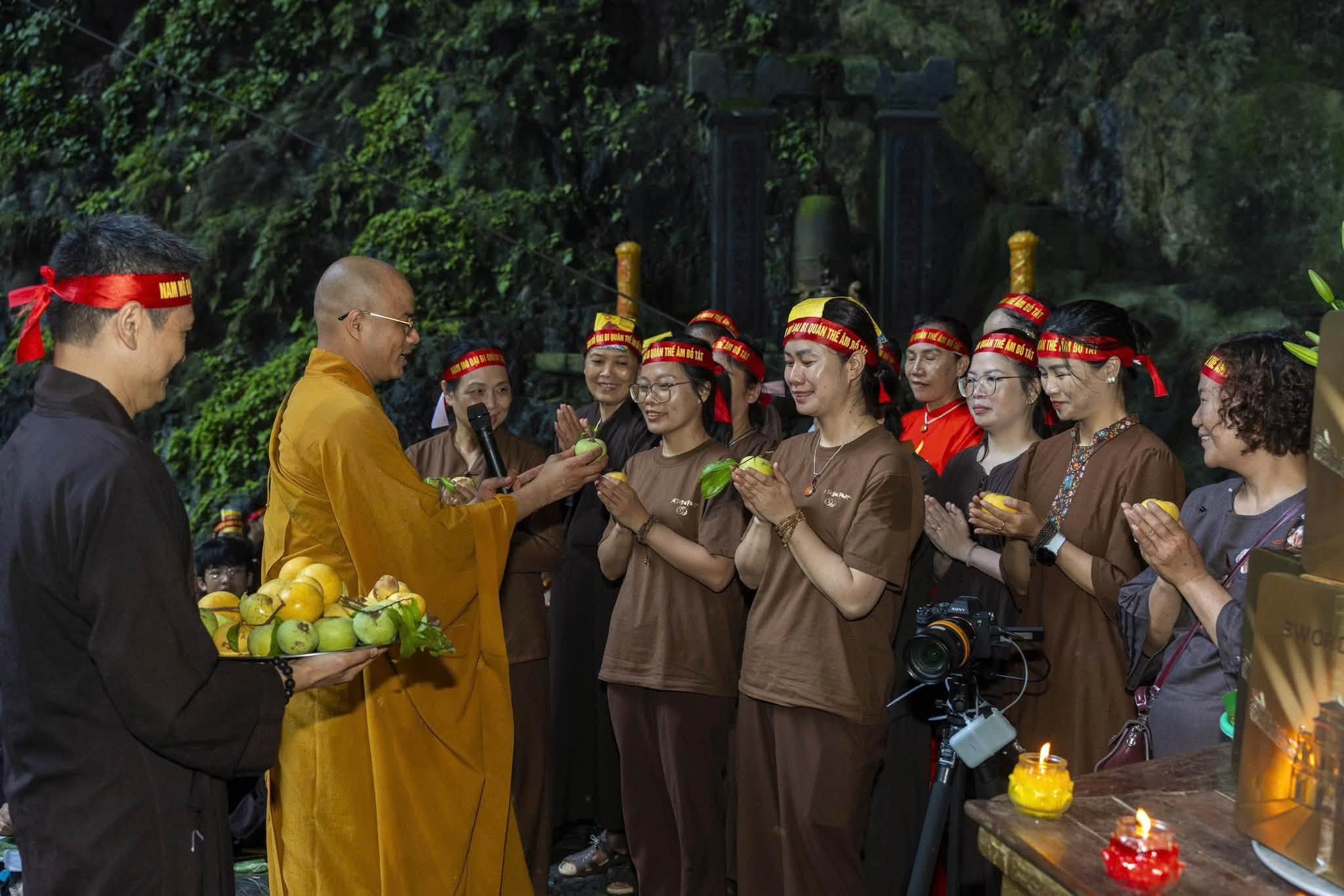 Hà Nội: Hành trình 16 năm hành trì bái sám của chư Tăng, Phật tử chùa Tân Hải tại động Hương Tích插图62