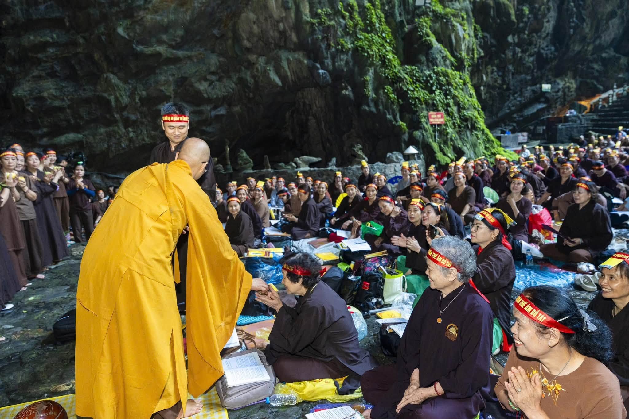 Hà Nội: Hành trình 16 năm hành trì bái sám của chư Tăng, Phật tử chùa Tân Hải tại động Hương Tích插图63