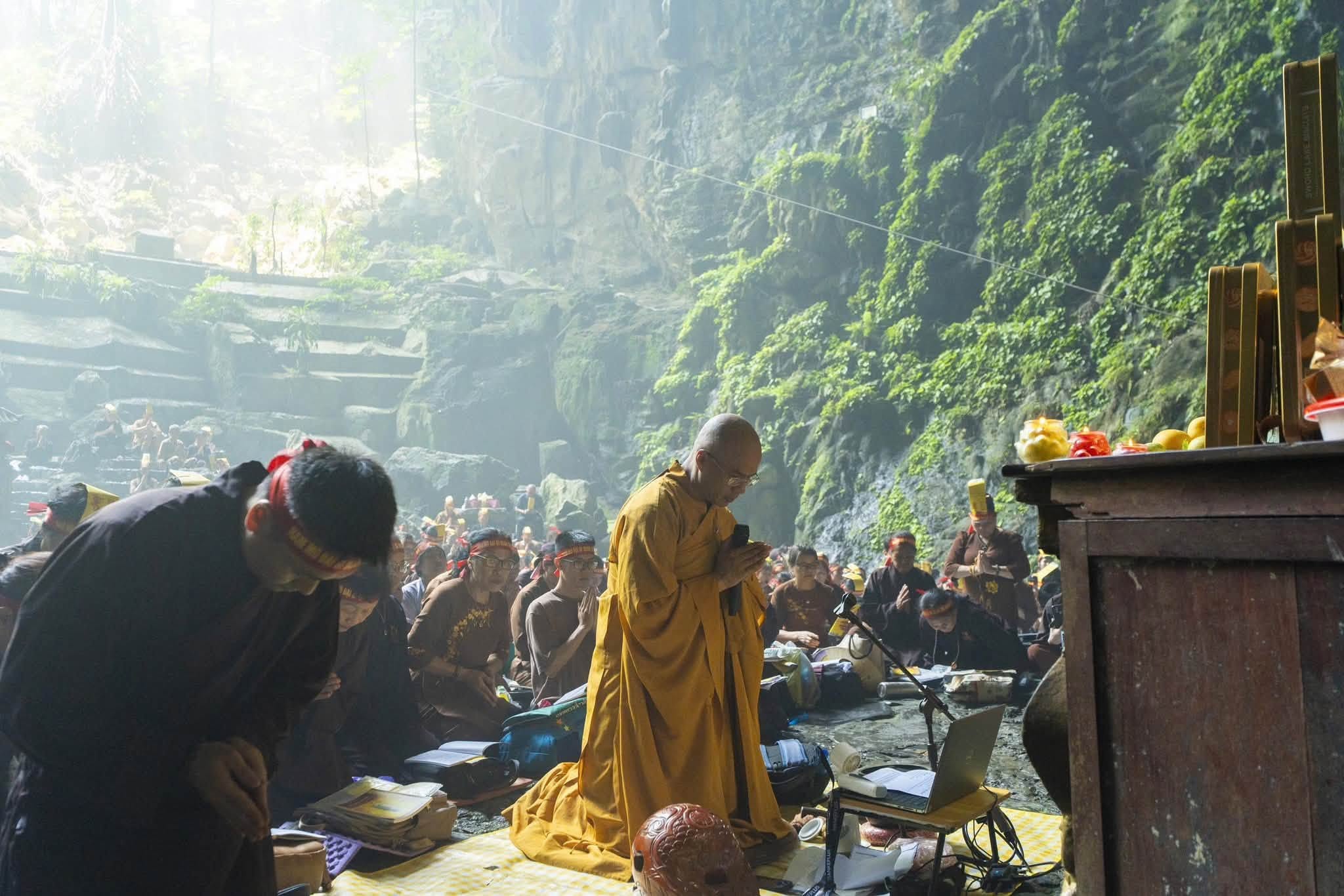 Hà Nội: Hành trình 16 năm hành trì bái sám của chư Tăng, Phật tử chùa Tân Hải tại động Hương Tích插图66