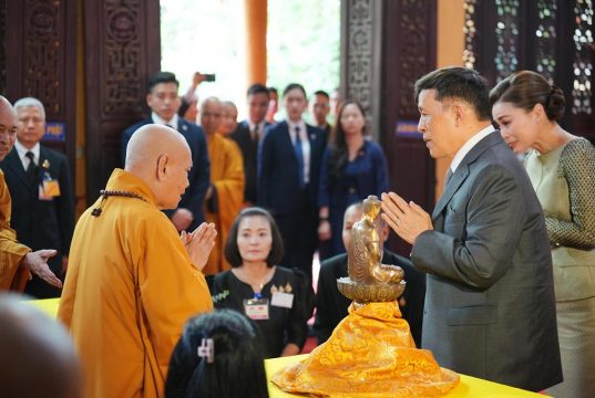 Nhà vua Thái Lan và Hoàng hậu lễ Phật tại chùa Quán Sứ