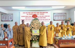 Ban Trị sự GHPGVN tỉnh Ninh Bình thăm, sách tiến hành giả Kết hạ An cư tại Trường hạ chùa Bút Thượng