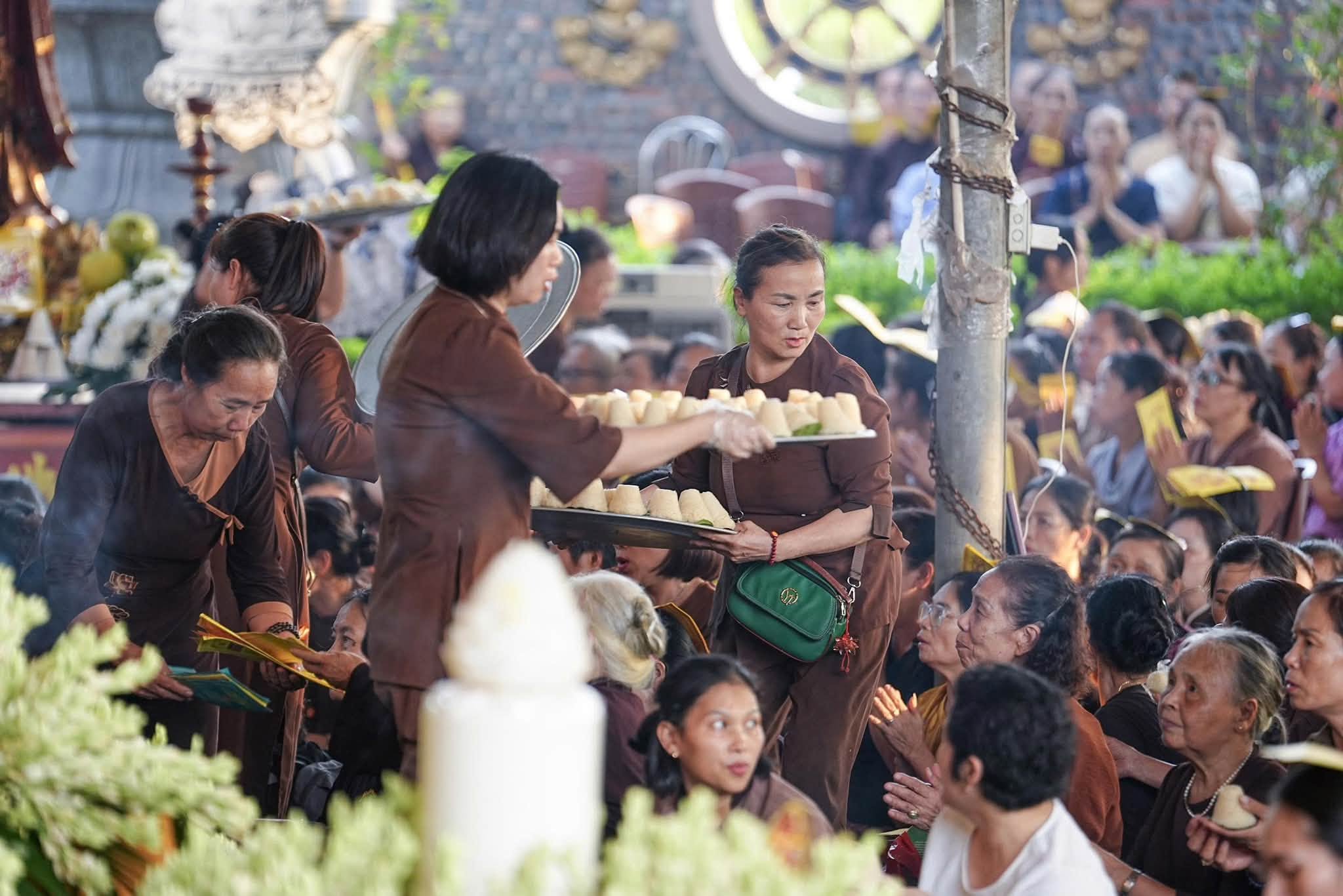 Hà Nội: Chùa Tân Hải tổ chức Pháp hội cầu siêu vong linh thai nhi sản nạn nhân dịp Tết Trung thu năm Bính Ngọ插图42
