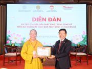 Trường Đại học Khoa học Xã hội và Nhân văn trao tặng Giấy khen đến Hoà thượng Thích Thọ Lạc và chư Tôn đức lãnh đạo Ban Văn hóa Trung ương GHPGVN