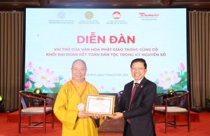 Trường Đại học Khoa học Xã hội và Nhân văn trao tặng Giấy khen đến Hoà thượng Thích Thọ Lạc và chư Tôn đức lãnh đạo Ban Văn hóa Trung ương GHPGVN