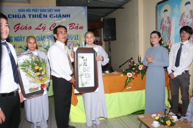 TP.HCM Lớp giáo lý chùa Thiên Chánh mừng ngày nhà giáo