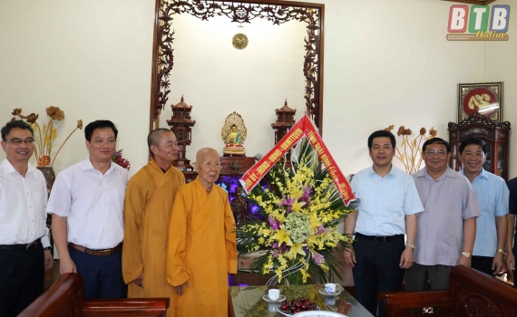 Thái Bình: Lãnh đạo tỉnh thăm, tặng quà nhân Đại lễ Phật đản